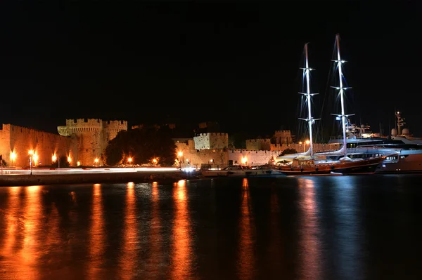 Rhodos ostrov mezník, mandraki port, Řecko — Stock fotografie