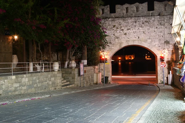 Murallas medievales en Rodas (noche), Grecia — Foto de Stock