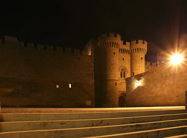 Hrad středověkých rytířů Rhodosu (palác) v noci, Řecko — Stock fotografie