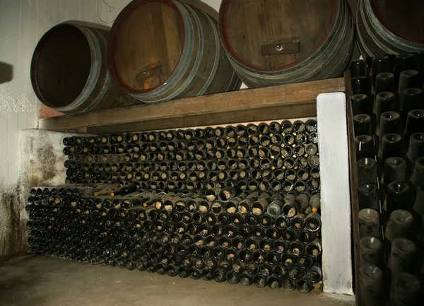 Botti di rovere in cui il vino matura in cantina — Foto Stock