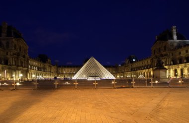 louvre Sarayı ve piramit (gece) tarafından Fransa