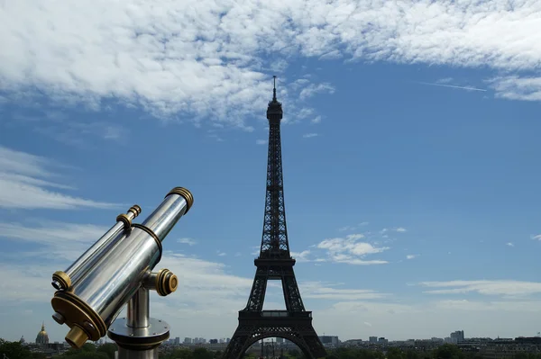 Teleskopbetrachter und Eiffelturm in Paris, Frankreich — Stockfoto