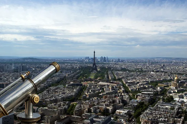 昼間で望遠鏡のビューアーと街のスカイライン。パリ、フランス — ストック写真