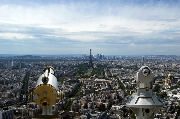 Visionneuse de télescope et horizon de la ville pendant la journée. Paris, France — Photo