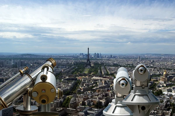 Teleskop viewer och stadens silhuett på dagtid. Paris, Frankrike — Stockfoto