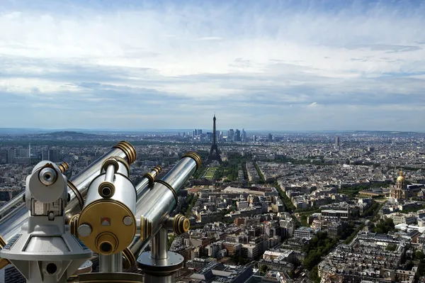Telescoop viewer en stad skyline overdag. Paris, Frankrijk — Stockfoto