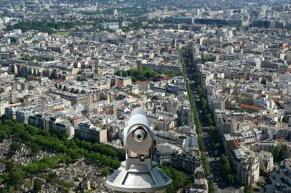 昼間で望遠鏡のビューアーと街のスカイライン。パリ、フランス — ストック写真