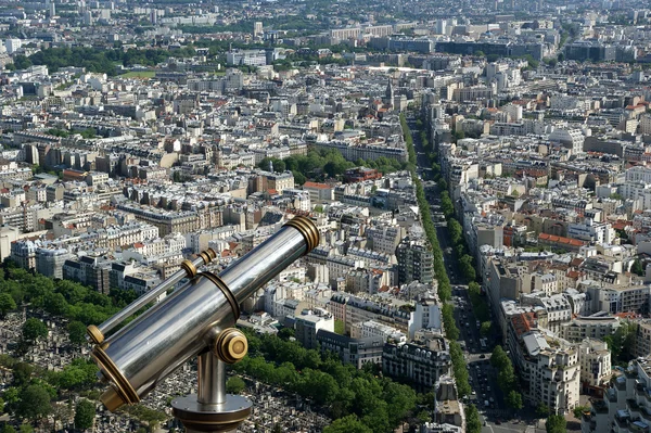 Telescópio espectador e horizonte da cidade durante o dia. Paris, França — Fotografia de Stock