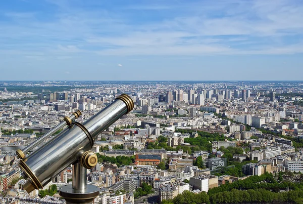 昼間で望遠鏡のビューアーと街のスカイライン。パリ、フランス — ストック写真