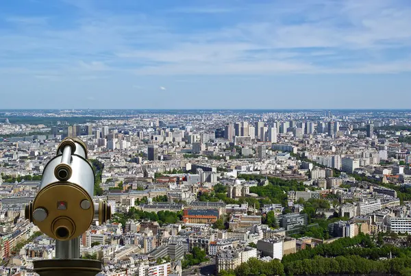 Telescoop viewer en stad skyline overdag. Paris, Frankrijk — Stockfoto