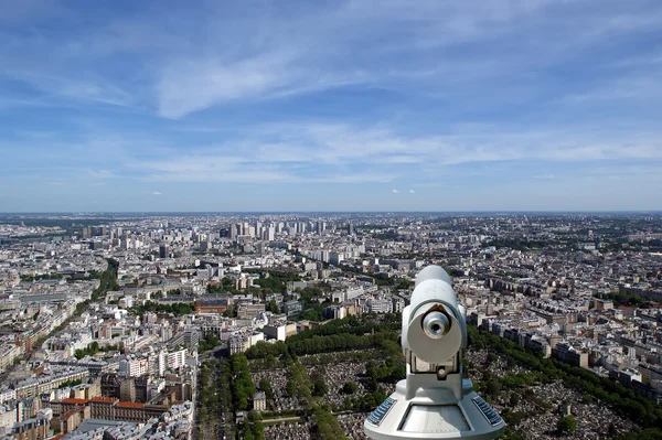 望远镜查看器和城市天际线在白天。巴黎法国 — 图库照片