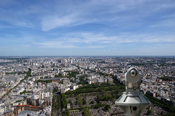 Зритель телескопа и городской горизонт днем. Париж, Франция — стоковое фото