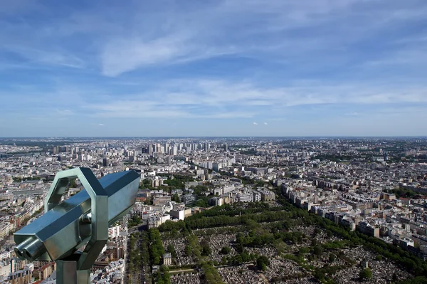 Teleskop viewer och stadens silhuett på dagtid. Paris, Frankrike — Stockfoto