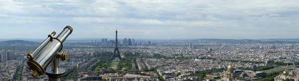 Зритель телескопа и городской горизонт днем. Париж, Франция — стоковое фото
