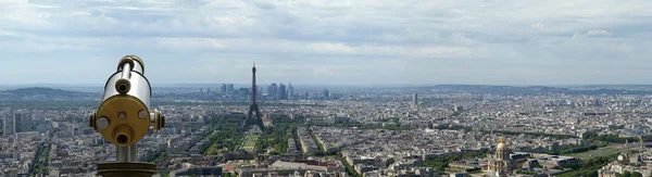 Visionneuse de télescope et horizon de la ville pendant la journée. Paris, France — Photo