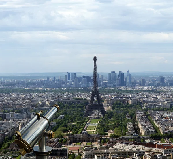 Teleskop viewer och stadens silhuett på dagtid. Paris, Frankrike — Stockfoto