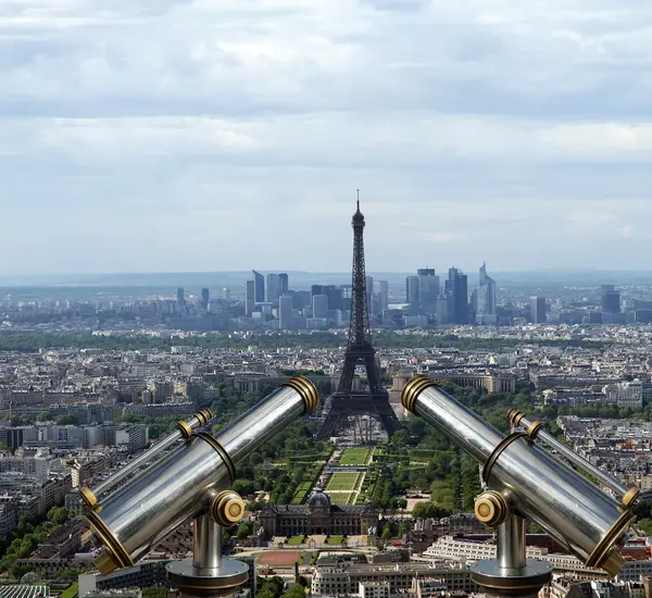 Telescoop viewer en stad skyline overdag. Paris, Frankrijk — Stockfoto