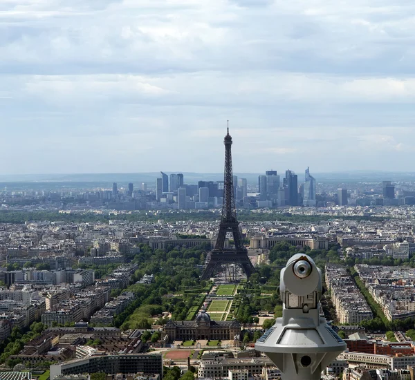 Telescópio espectador e horizonte da cidade durante o dia. Paris, França — Fotografia de Stock