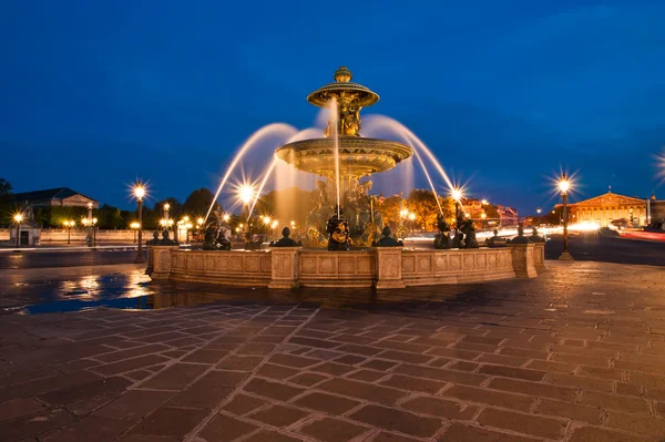Fuente en la Plaza de la Concordia de París de noche — Foto de Stock
