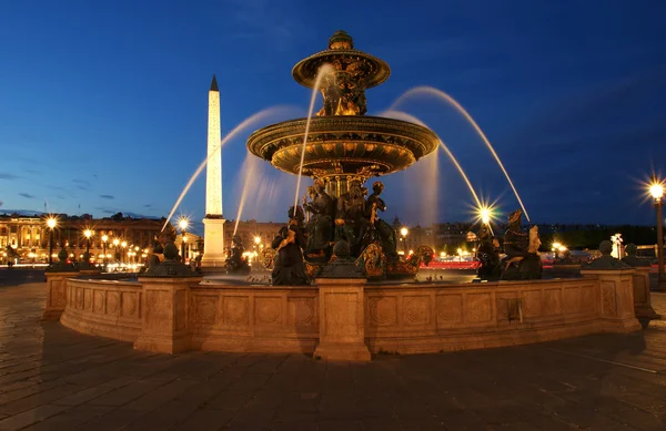 在协和广场巴黎夜景喷泉 — 图库照片