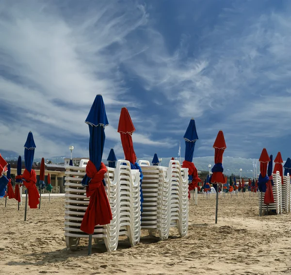 Färgglada parasoller på deauville beach, Normandie, Frankrike — Stockfoto