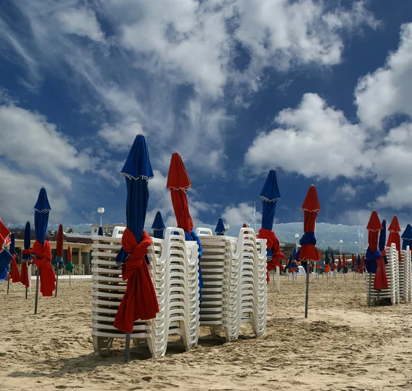 Kolorowe parasole na deauville beach, Normandia, Francja — Zdjęcie stockowe