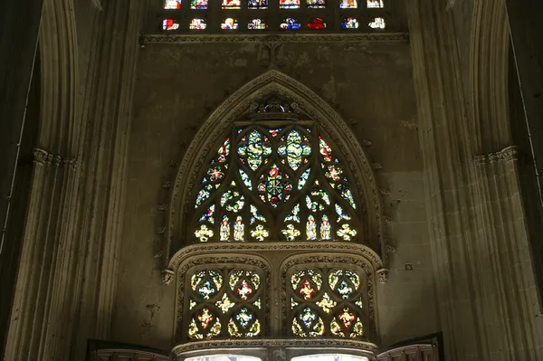 染色玻璃窗口。哥特式大教堂的圣本届 — 图库照片