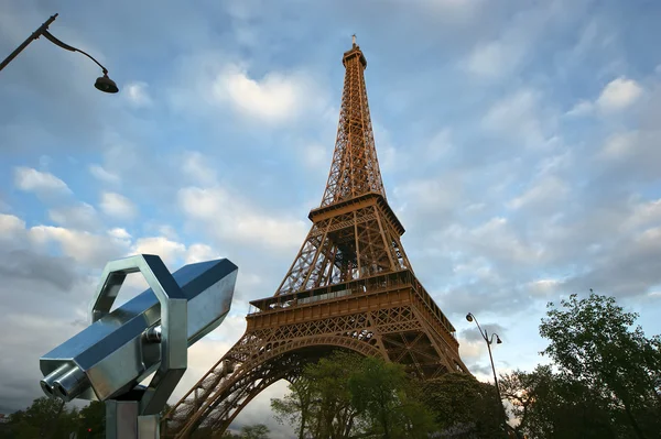 Távcső néző és az Eiffel-torony Párizsban — Stock Fotó