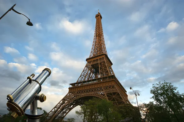 Telescópio e Torre Eiffel em Paris — Fotografia de Stock