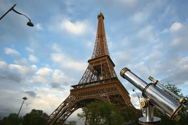 Telescópio e Torre Eiffel em Paris — Fotografia de Stock