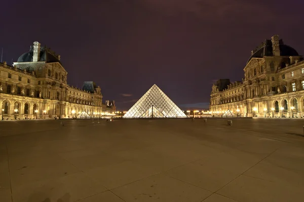 Louvre Sarayı ve piramit (gece) tarafından Fransa — Stok fotoğraf