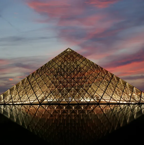 罗浮宫和金字塔 （通过夜间）、 法国 — 图库照片