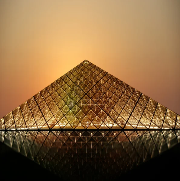 Il Palazzo del Louvre e la Piramide (di notte), Francia — Foto Stock