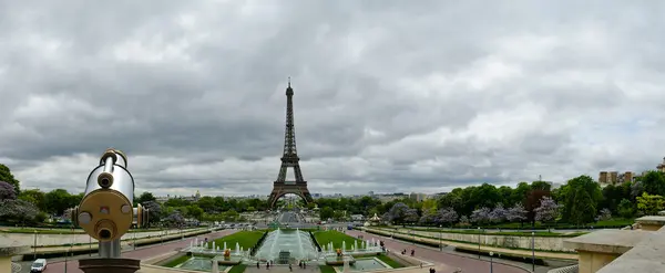 Telescoop viewer en de toren van eiffel in Parijs — Stockfoto
