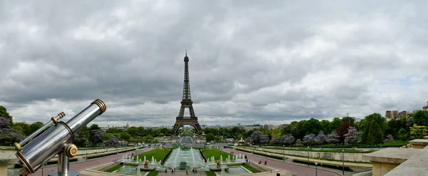 Távcső néző és az Eiffel-torony Párizsban — Stock Fotó