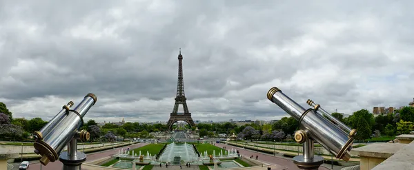 望远镜查看器和在巴黎的埃菲尔铁塔 — 图库照片