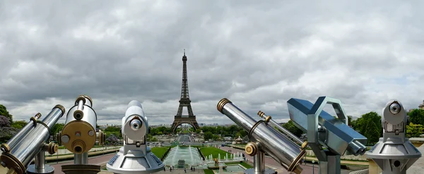 Távcső néző és az Eiffel-torony Párizsban — Stock Fotó