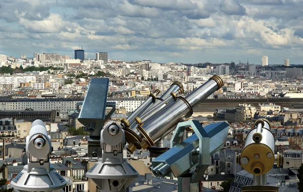 Teleskopbetrachter und die Skyline von Paris — Stockfoto
