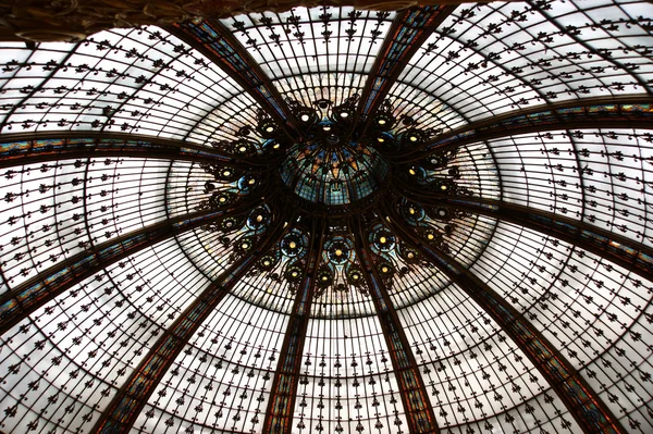 Techo del centro comercial de lujo Lafayette en París — Foto de Stock