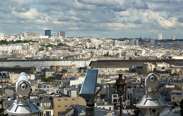 Teleskopbetrachter und die Skyline von Paris — Stockfoto