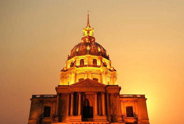 Les Invalides (národní povolení invalidům) v noci — Stock fotografie