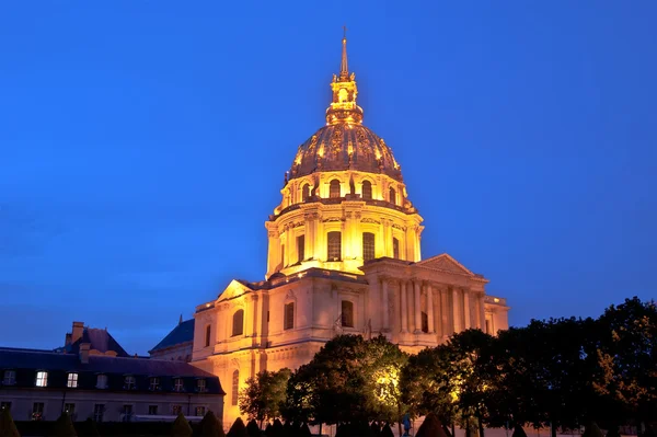 Les Invalides (de nationale residentie van de zieken) 's nachts — Stockfoto