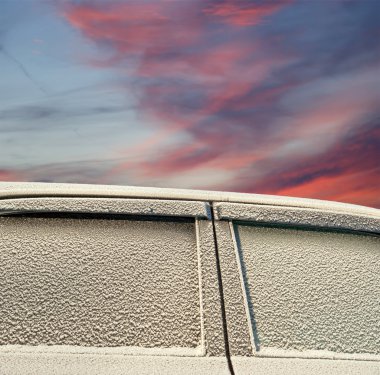 Araba frost ile kaplı. Kış