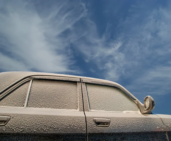 Auto mit Frost bedeckt. Winter — Stockfoto