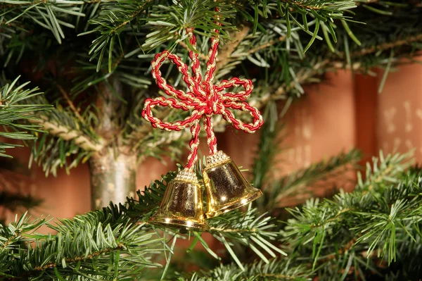 Christmas ornaments on a tree, closeup. — Stock Photo, Image