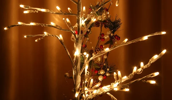輝くクリスマスの電気花輪 — ストック写真