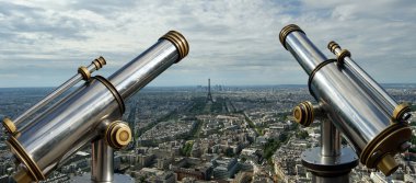 Gündüz, teleskop görüntüleyici ve şehir manzarası. Paris, Fransa