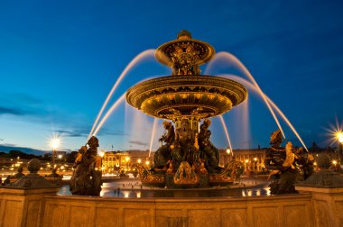 gece, Paris'te place de la Concorde'ye, Çeşme