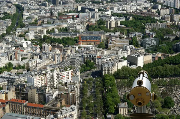 Telescoop viewer en stad skyline overdag. Paris, Frankrijk — Stockfoto