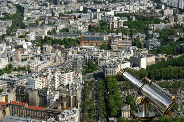 Τηλεσκόπιο θεατή και πόλη στον ορίζοντα κατά τη διάρκεια της ημέρας. Παρίσι, Γαλλία — Φωτογραφία Αρχείου